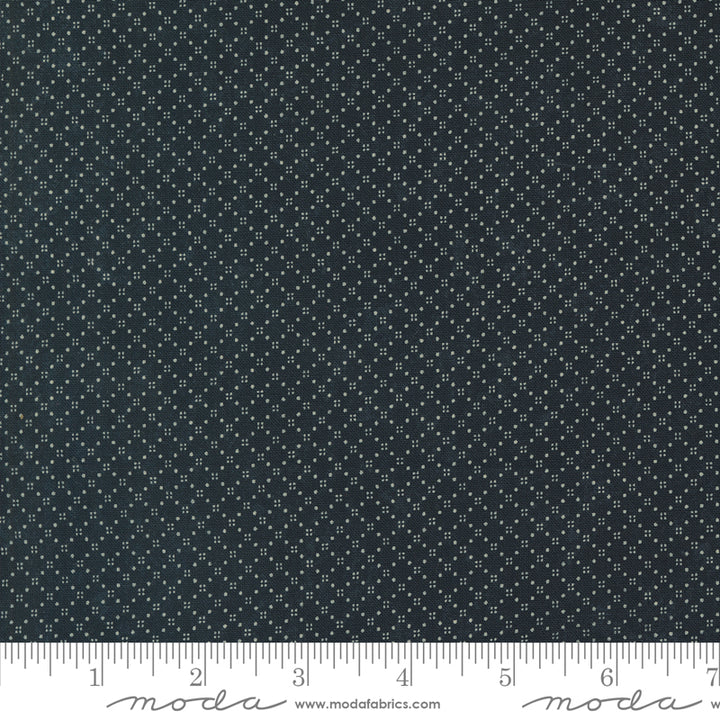 Kansas Troubles Quilters - Blackbird's Nest Bird Seed Black puuvillakangas, jossa beesiä geometrisia ruutukuvioita mustan pohjalla.