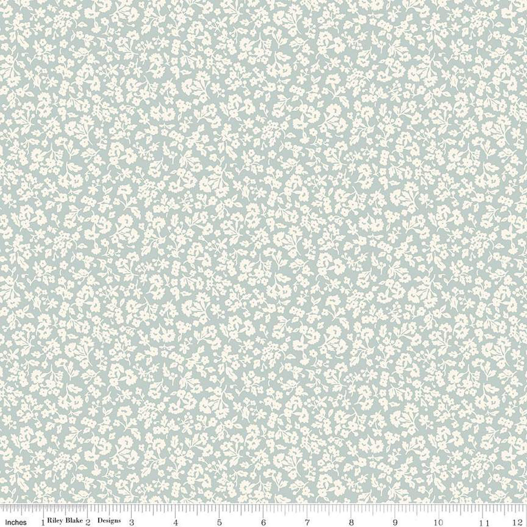 Liberty London Denim Florals Dainty Meadow C -kuvioinen puuvillakangas, jossa on valkoisia kukkakuvioita vaaleansinisellä taustalla. Täydellinen tilkkutöihin, vaatteisiin ja muihin käsitöihin.