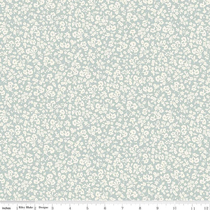 Liberty London Denim Florals Dainty Meadow C -kuvioinen puuvillakangas, jossa on valkoisia kukkakuvioita vaaleansinisellä taustalla. Täydellinen tilkkutöihin, vaatteisiin ja muihin käsitöihin.