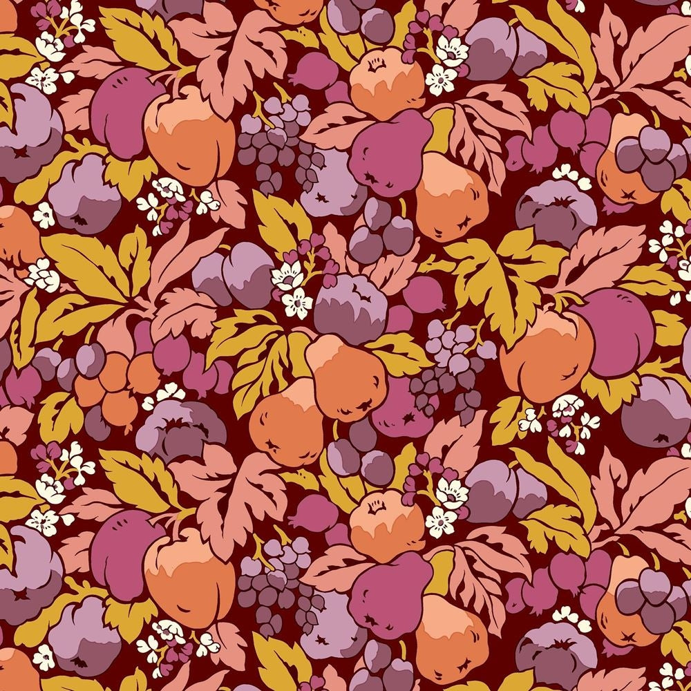 Puuvillakangas, jossa on Liberty Londonin Tree of Life -kokoelman Orchard Harvest Berry -kuosi. Kangas on koristeltu oransilla vaaleanpunaisella hedellmillä, burgundilla pohjalla
