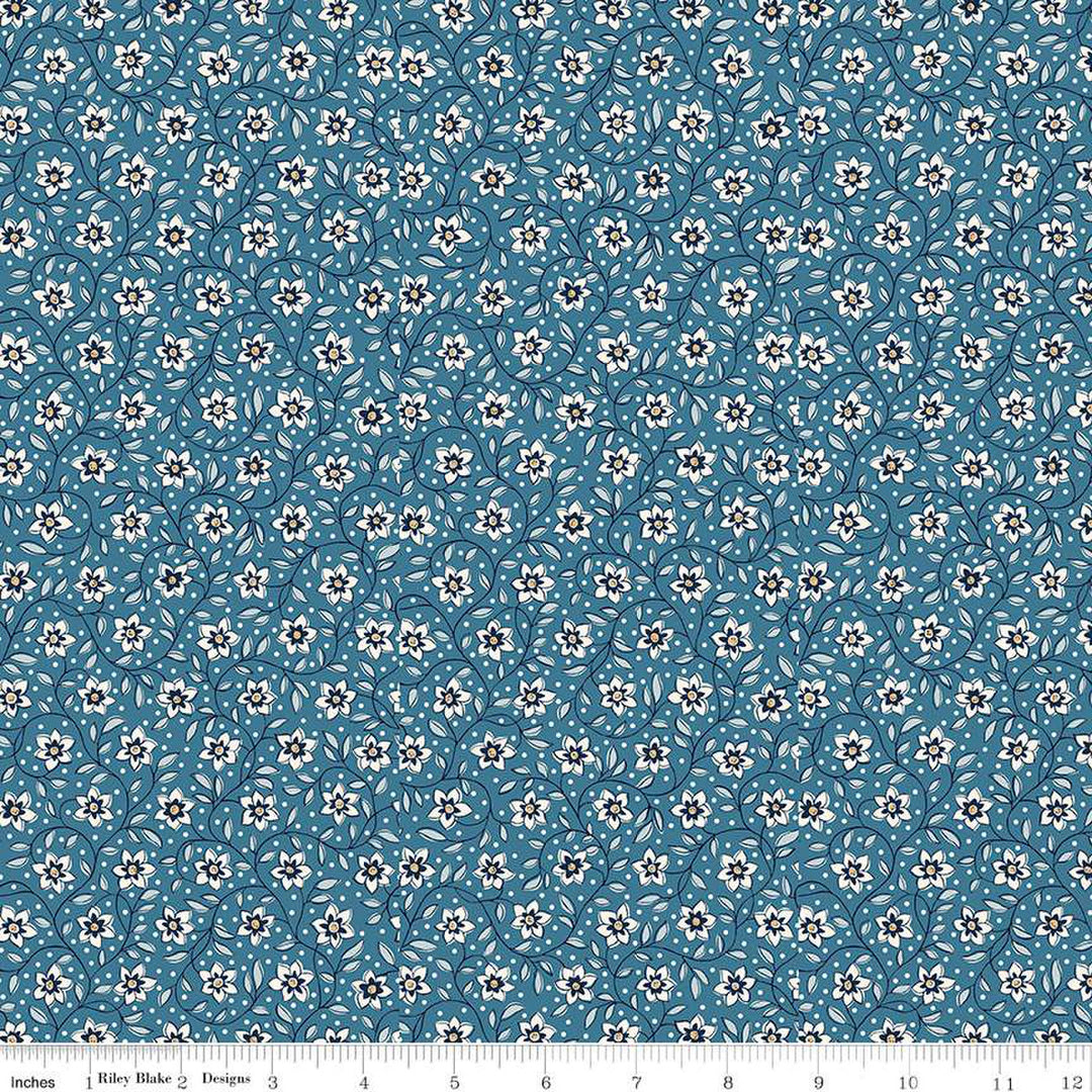 Liberty London Denim Florals, Lily Traii -kukkakuvioinen puuvillakangas, jossa on valkoisia kukkakuvioita sinisellä taustalla. Täydellinen tilkkutöihin, vaatteisiin ja muihin käsitöihin.