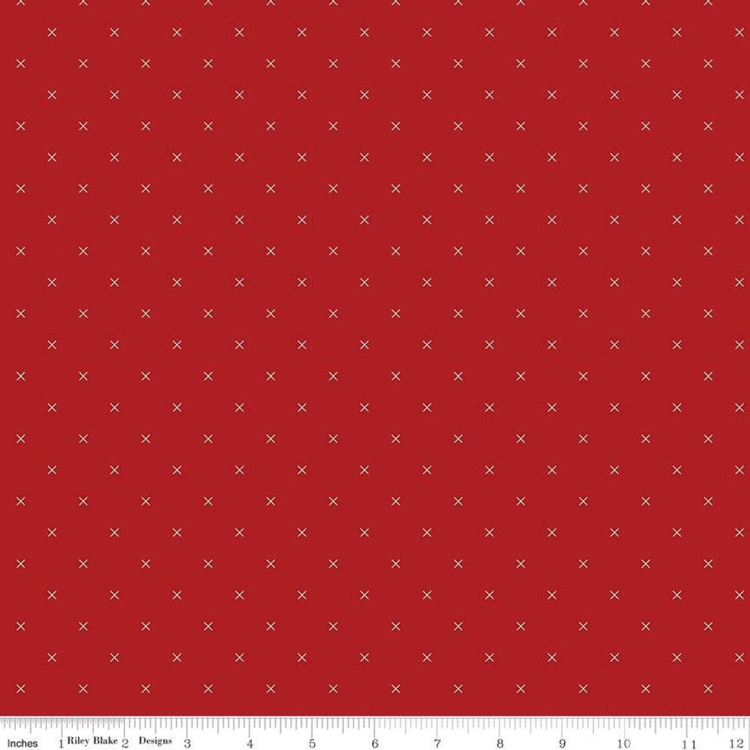 Punainen puuvillakangas, jossa valkoisia X-muotoisia pisteitä Lori Holtin Bee Cross Stitch -kokoelmasta, ihanteellinen tilkkutöihin ja ompeluprojekteihin