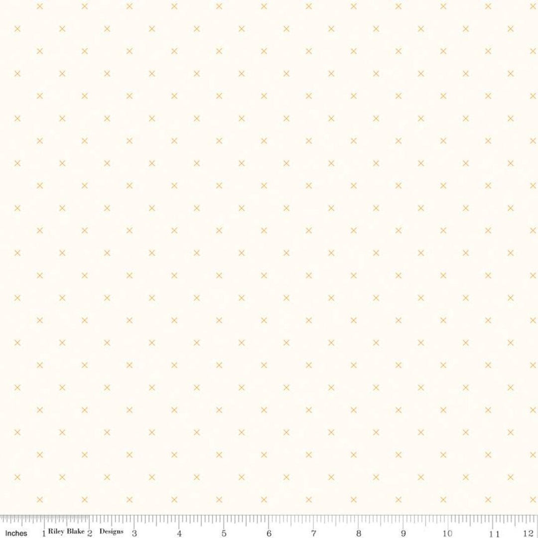 Valkoinen puuvillakangas, jossa keltaisia X-muotoisia pisteitä Lori Holtin Bee Cross Stitch White Daisy -kokoelmasta, ihanteellinen tilkkutöihin ja ompeluprojekteihin.