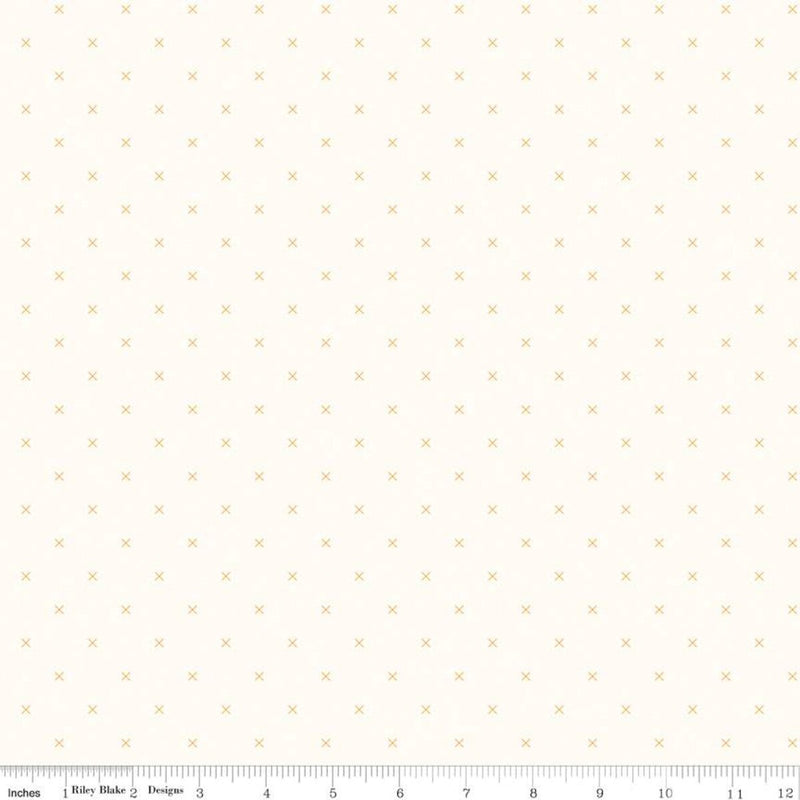 Valkoinen puuvillakangas, jossa keltaisia X-muotoisia pisteitä Lori Holtin Bee Cross Stitch White Daisy -kokoelmasta, ihanteellinen tilkkutöihin ja ompeluprojekteihin.