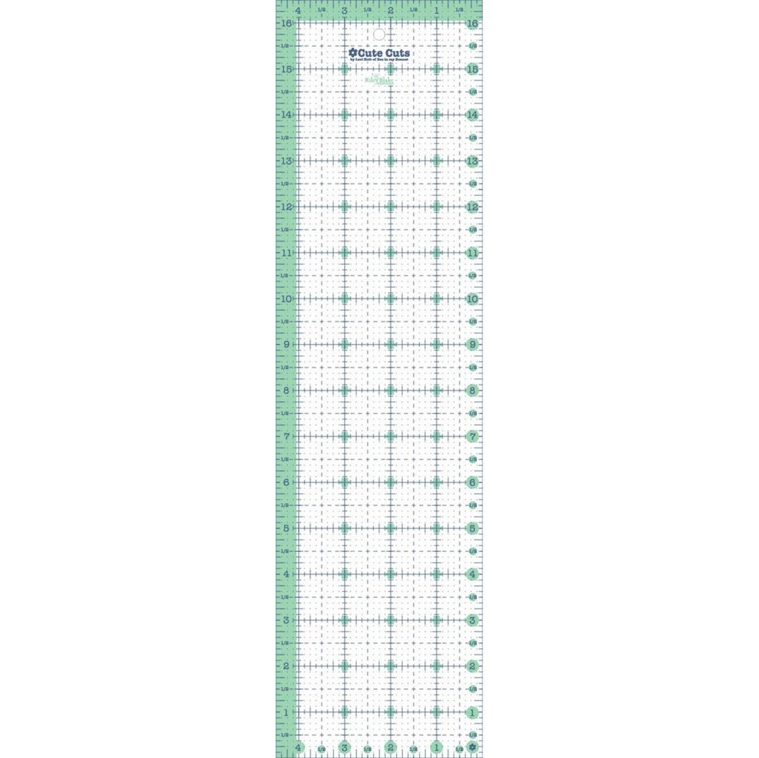 Lori Holt Cute Cuts™ -viivain 4 1/2" x 16 1/2", liukumaton ja selkein merkinnöin varustettu viivain tilkkutöihin.