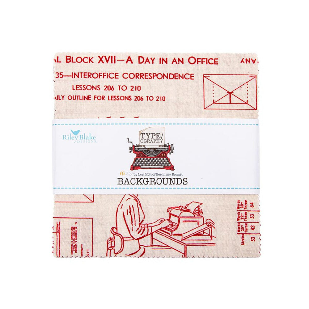 Lori Holt Type/ography 5” Charm -kangasnippu, esileikattuja neliöitä typografisessa kuosissa.