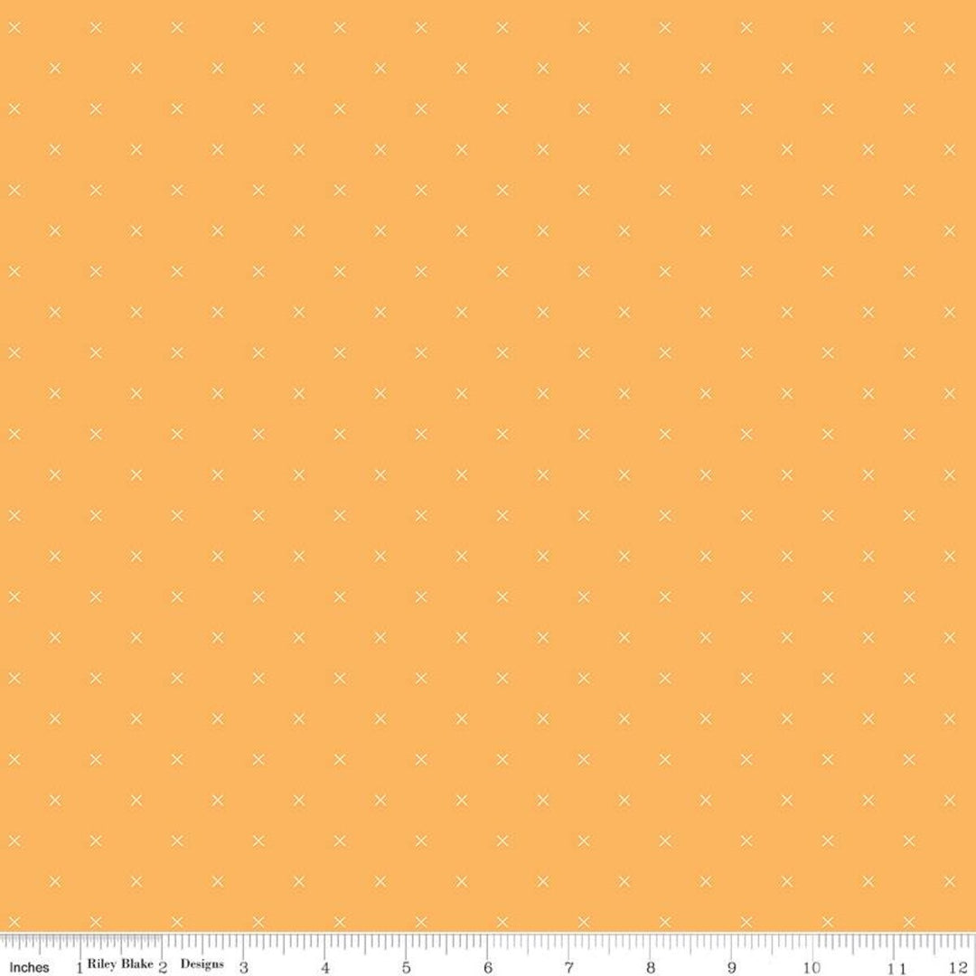 Keltainen puuvillakangas, jossa valkoisia X-muotoisia pisteitä Lori Holtin Bee Cross Stitch -kokoelmasta, ihanteellinen tilkkutöihin ja ompeluprojekteihin.