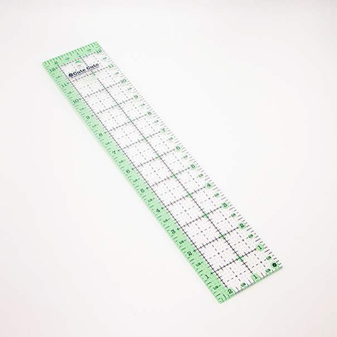Lori Holt Cute Cuts™ -viivain 2 1/2" x 12 1/2", liukumaton ja selkein merkinnöin varustettu viivain tilkkutöihin.