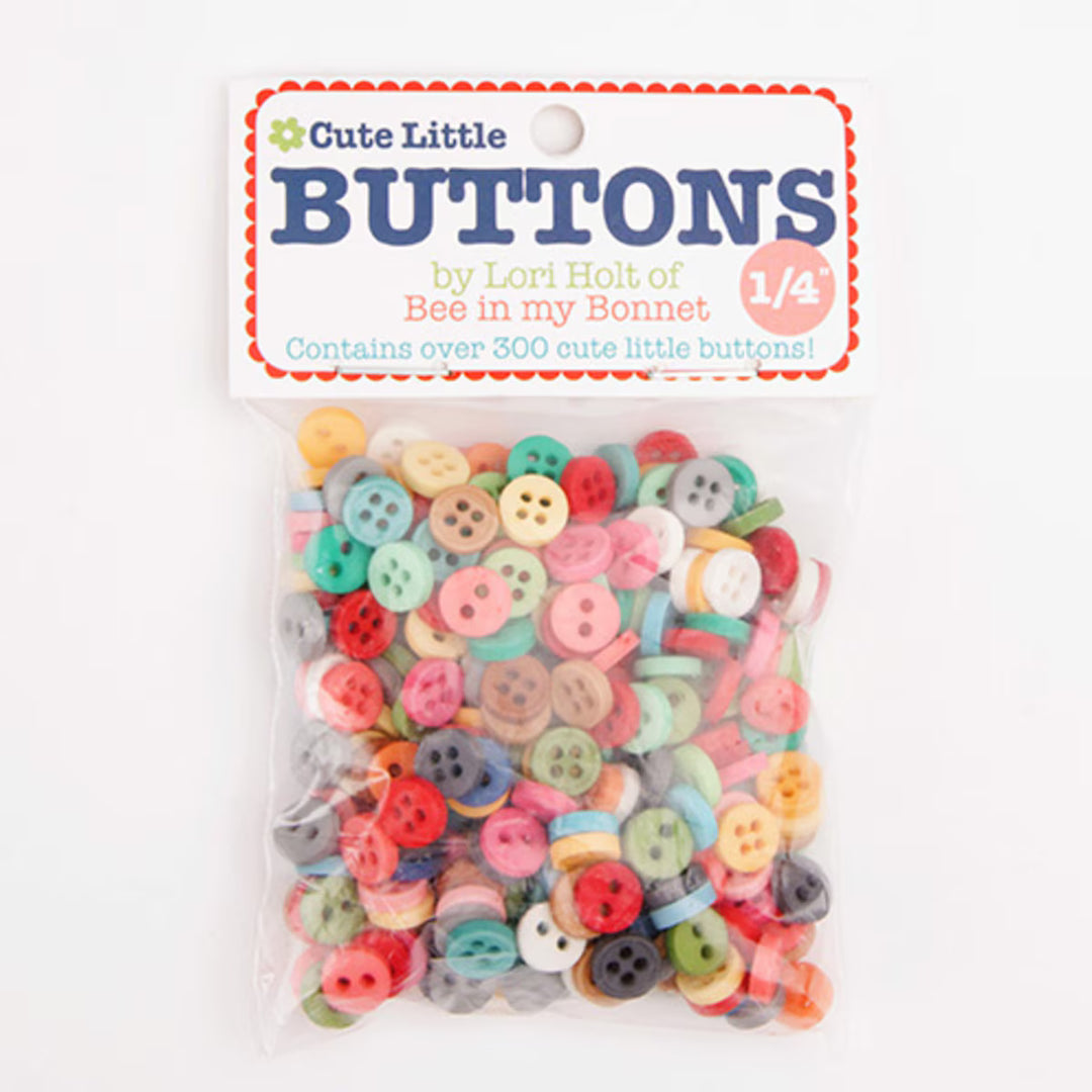 Lori Holt Cute Little Buttons 1/4" nappipussi, yli 300 värikästä pientä nappia koristeluun ja käsitöihin Lori Holtin väreissä.