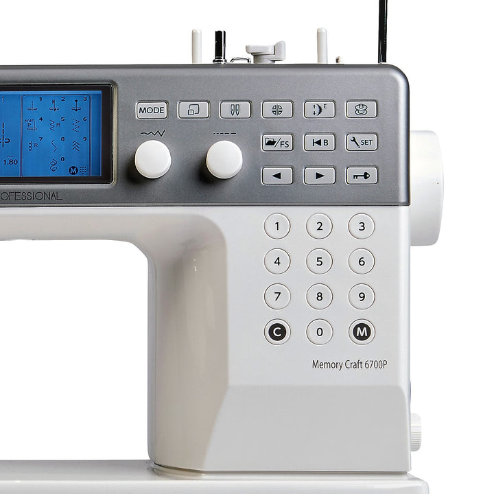 Janome Memory Craft 6700P ompelukone – puoliteollinen ompelukone suurella työtilalla ja LCD-näytöllä tilkkuilijoille ja vaativaan käyttöön.