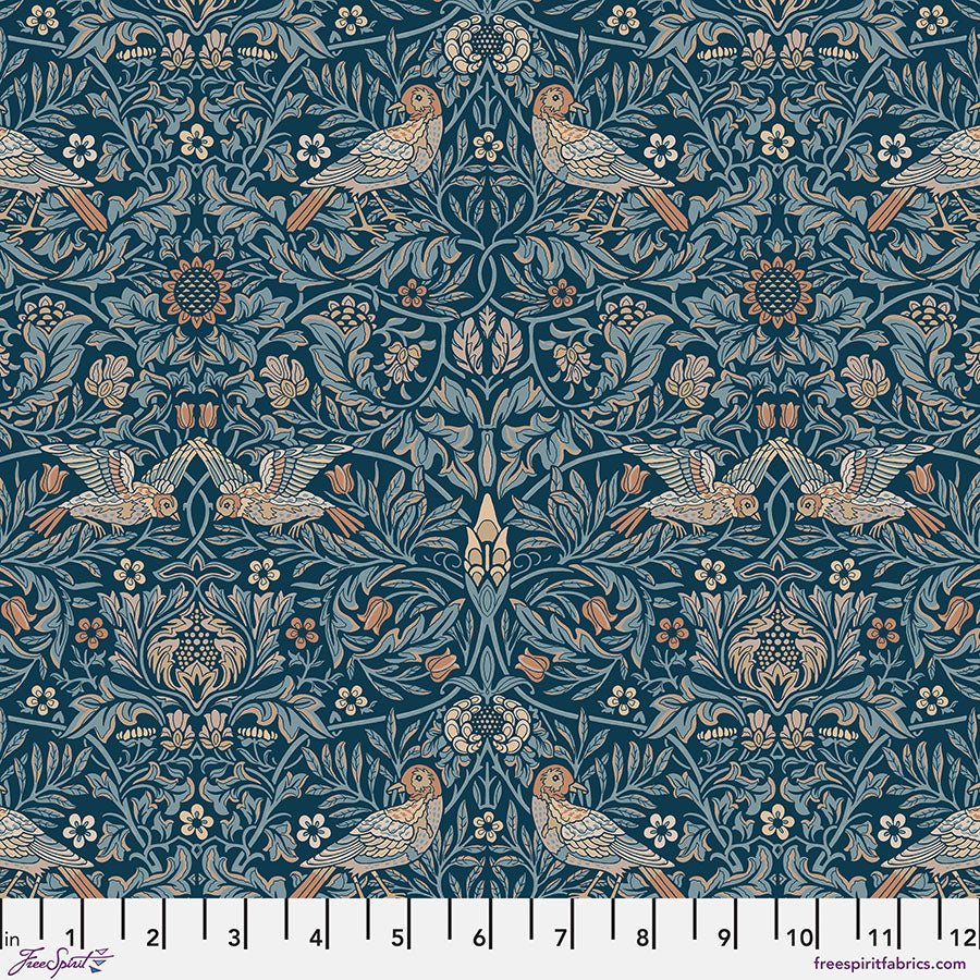 Original Morris&Co. Emery Walker's House - Bird Webbs Blue puuvillakangas sinisellä taustalla ja lintukuvioinnilla.