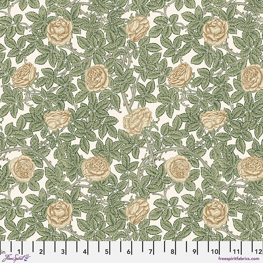 Emery Walker's House - Rambling Rose Leafy puuvillakangas vaalealla taustalla ja ruusukuvioinnilla.