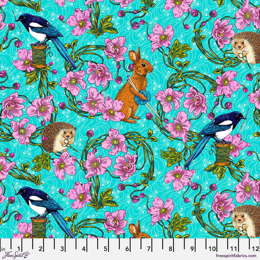 Forest Tailors Blue -puuvillakangas, Language of Flowers -kokoelmasta, suunnittelija Odile Bailloeul, Free Spirit Fabrics, romanttinen kukkakuvio sinisellä pohjalla.