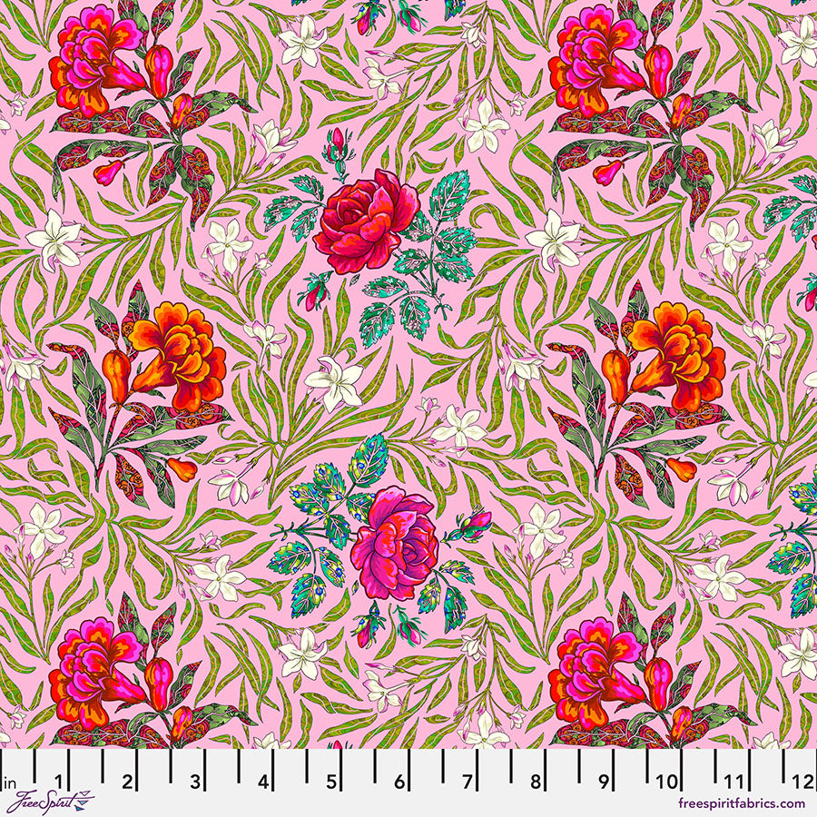 LG Victorian Rose -puuvillakangas, Language of Flowers -kokoelmasta, suunnittelija Odile Bailloeul, Free Spirit Fabrics, romanttinen kukkakuvio vaaleanpunaisella pohjalla.