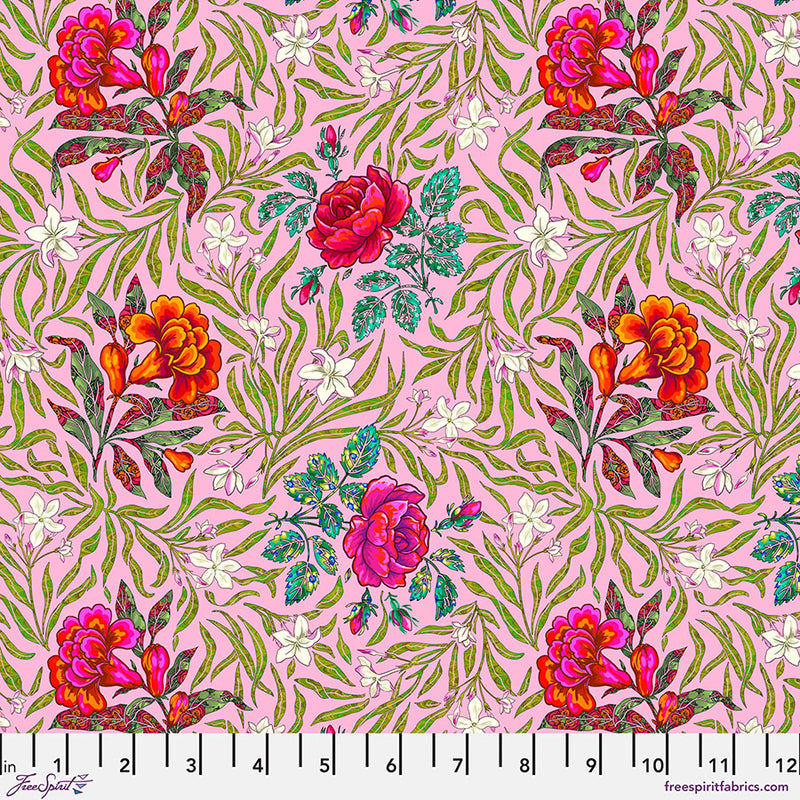 LG Victorian Rose -puuvillakangas, Language of Flowers -kokoelmasta, suunnittelija Odile Bailloeul, Free Spirit Fabrics, romanttinen kukkakuvio vaaleanpunaisella pohjalla.
