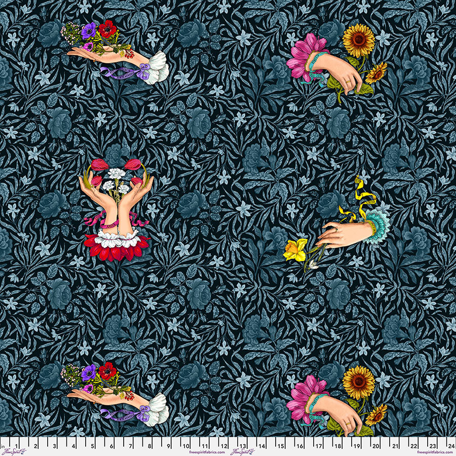 Say It with Flowers Noir-puuvillakangas, Language of Flowers -kokoelmasta, suunnittelija Odile Bailloeul, Free Spirit Fabrics, romanttinen kukkakuvio mustalla pohjalla.