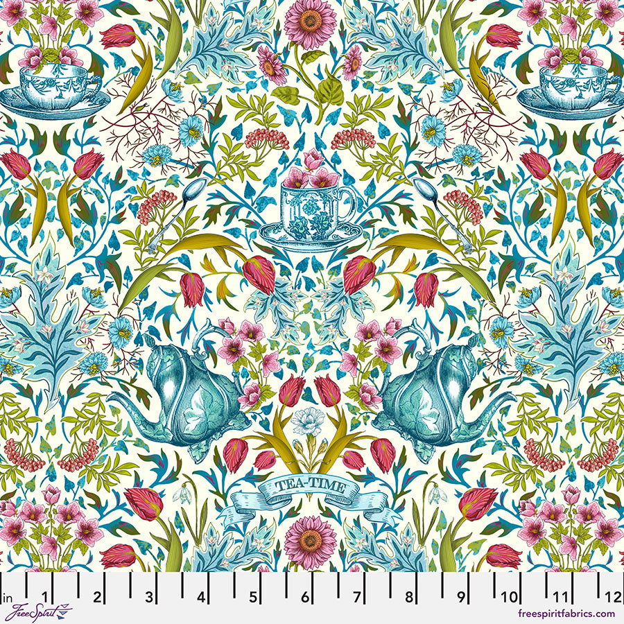 Tea Time Cream -puuvillakangas, Language of Flowers -kokoelmasta, suunnittelija Odile Bailloeul, Free Spirit Fabrics, romanttinen kukkakuvio vaalealla pohjalla.