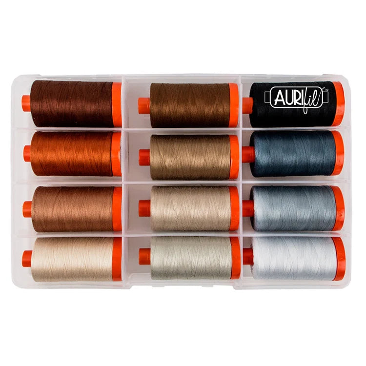 Rullat: Aurifil Pat Sloan Perfect Box of Neutrals – 12 isoa rullaa neutraalin sävyistä 50wt puuvillalankaa