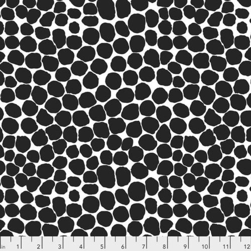 Musta Kaffe Fassett Jumble Black PWBM053.GREY kangas, jossa iso täpläkuviointi.