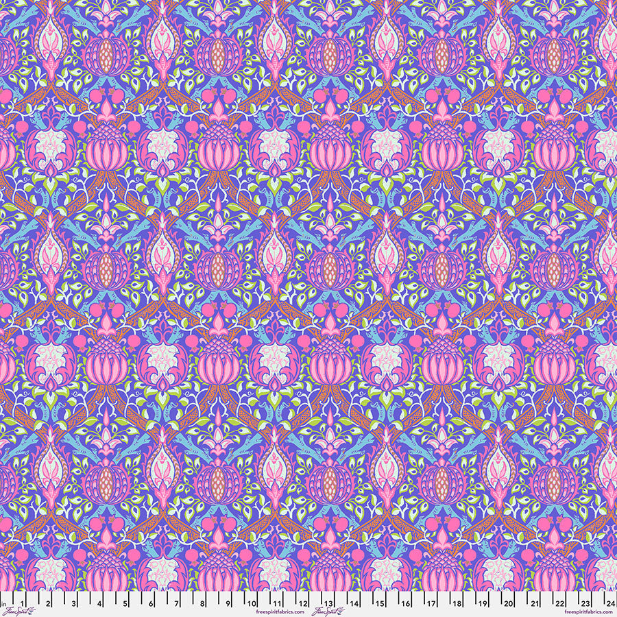 Kaffe X Morris&Co. - Granada Purple PWKW008.PURPLE puuvillakangas, jossa yhdistyvät William Morrisin ikoniset kuviot ja Kaffe Fassettin rohkeat värit.
