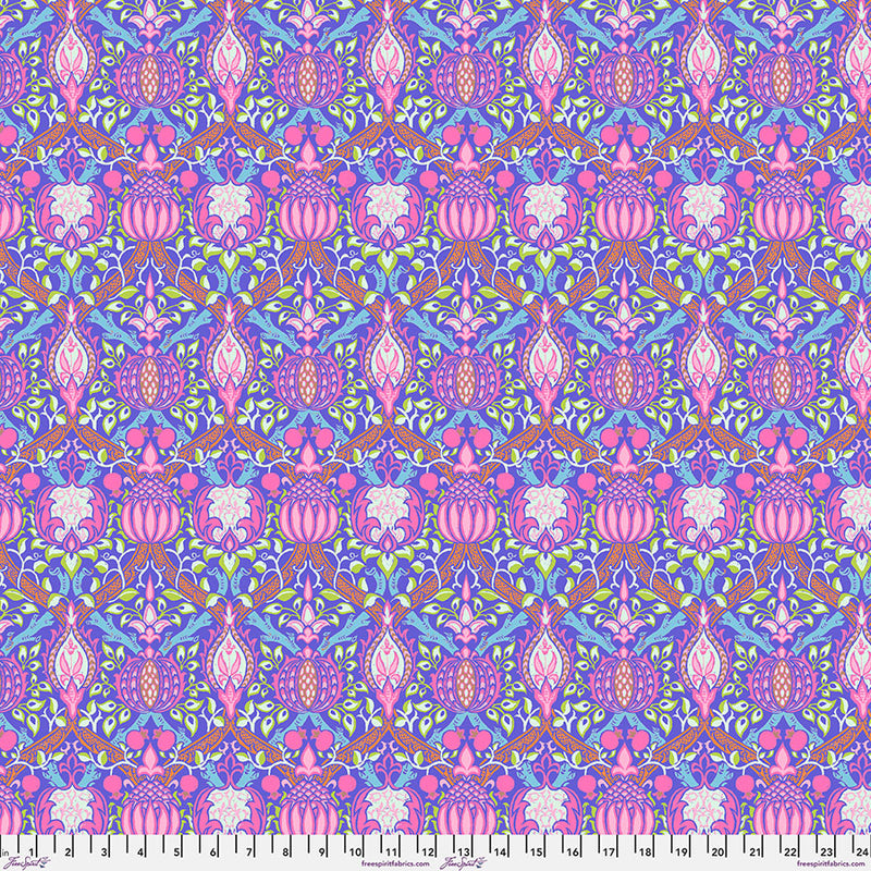 Kaffe X Morris&Co. - Granada Purple PWKW008.PURPLE puuvillakangas, jossa yhdistyvät William Morrisin ikoniset kuviot ja Kaffe Fassettin rohkeat värit.