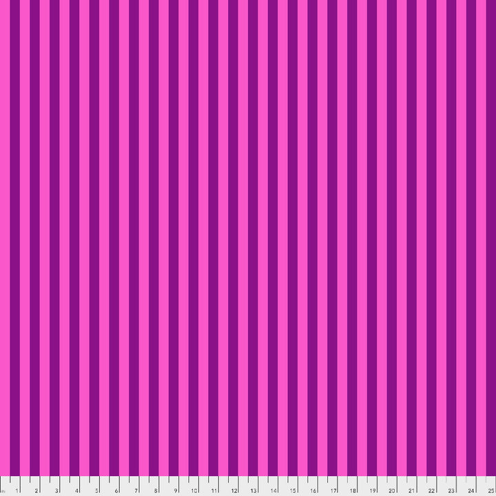 Tula Pink True Colors Tent Stripe Foxglow - pinkki/violettiraidallinen 100% puuvillakangas, jossa ½ tuuman raidat. Täydellinen kanttaukseen ja moderniin tilkkutöihin.