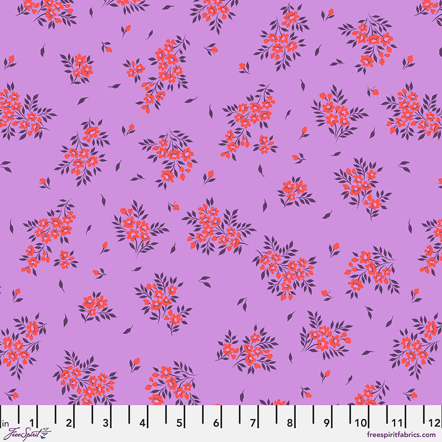 Tula Pink True Colors 2025 What a Ditz Heliotrope, kukkakuviollinen lila kangas, laadukasta 100% puuvillaa, täydellinen tilkkutöihin.