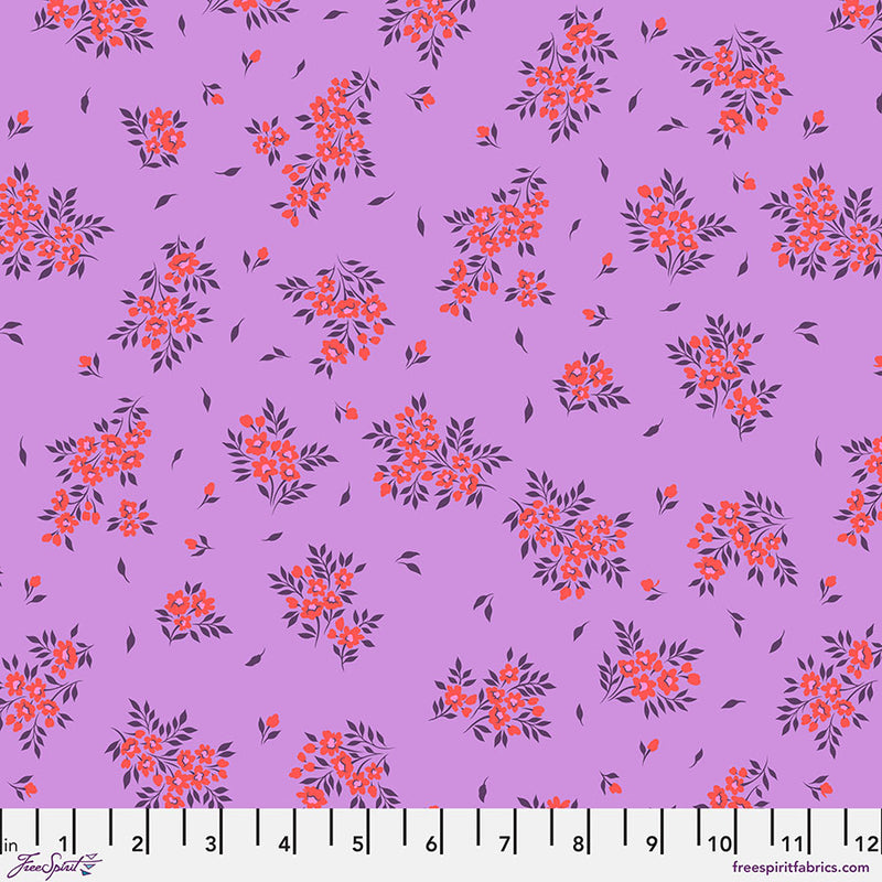 Tula Pink True Colors 2025 What a Ditz Heliotrope, kukkakuviollinen lila kangas, laadukasta 100% puuvillaa, täydellinen tilkkutöihin.