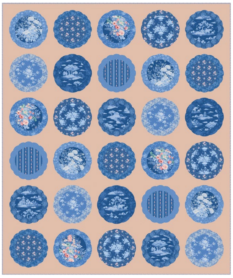 Tilda Something Blue Plate Collection -tilkkutyö, jossa sinivalkoiset lautaset ja kukkakuviot pölyisen persikalla taustalla.