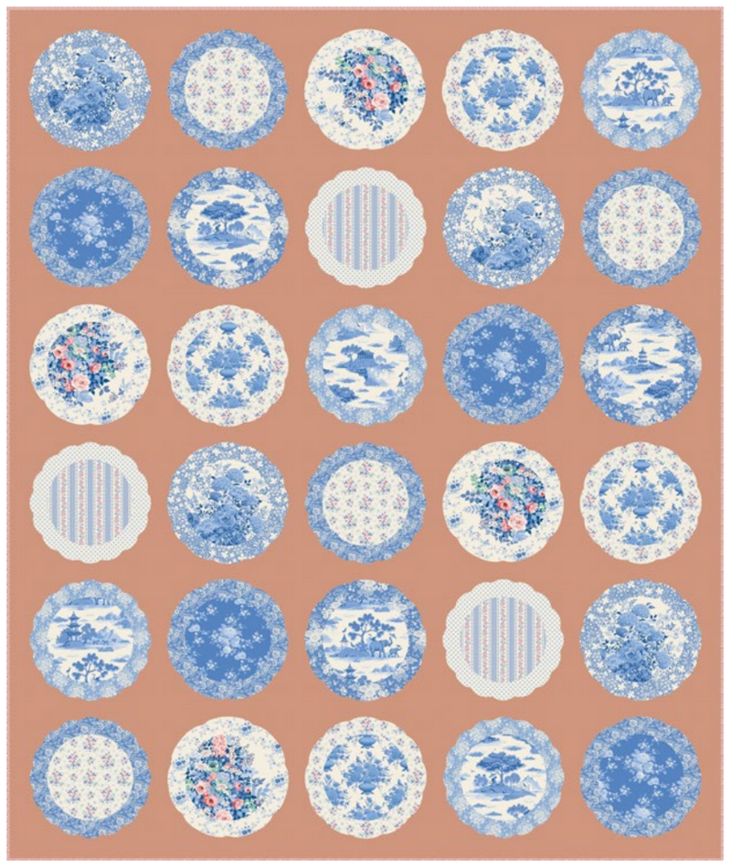 Tilda Something Blue Plate Collection -tilkkutyö, jossa sinivalkoiset lautaset ja kukkakuviot terracottalla taustalla.