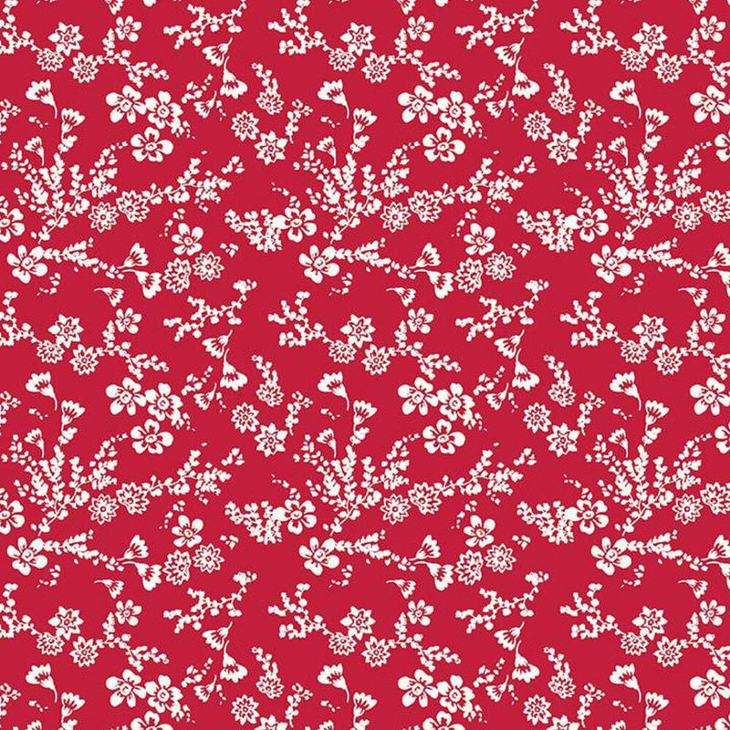 Red Delicious - Velvet Red puuvillakangas, valkoisia kukkia ja lehtiä punaisella taustalla.