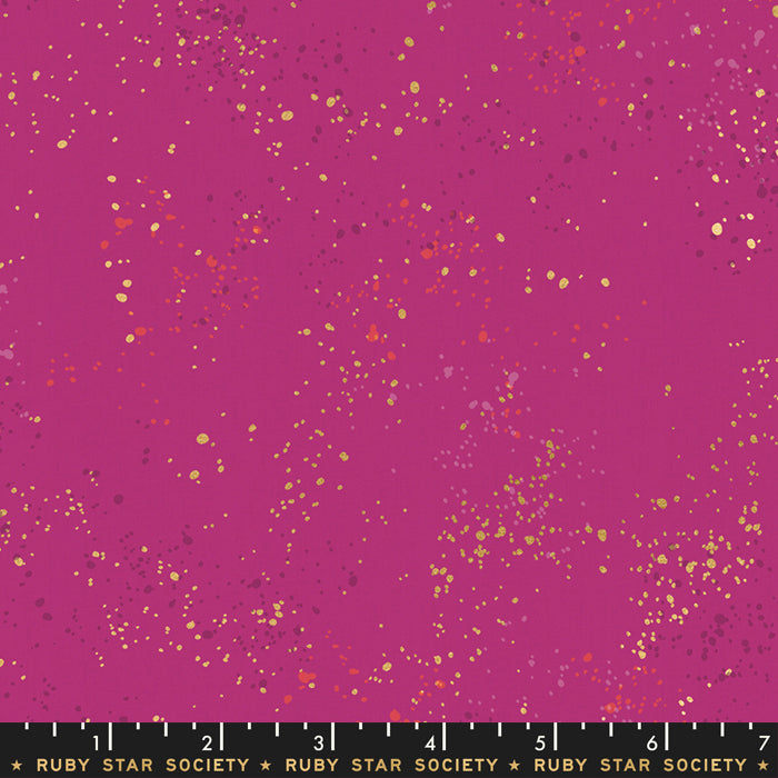 Ruby Star Societyn Speckled kokoelmasta RS5027-62M Berry metallinen puuvillakangas aaliroiske-tekstuurilla, suunniteltu Rashida Coleman-Halen toimesta.