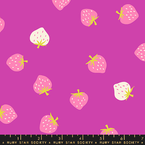 Ruby Star Society Strawberry Toss Berry -puuvillakangas mansikkakuvioilla