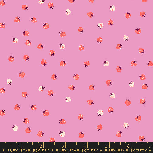 Ruby Star Society Strawberry Mini Berry Daisy-puuvillakangas mansikkakuvioilla