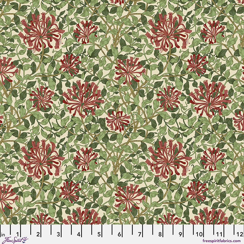 Morris & Co. Suffolk Holiday - SM Honeysuckle Madder Leaf -puuvillakangas, punaiset kukat ja vihreä lehvästö vaalealla pohjalla.