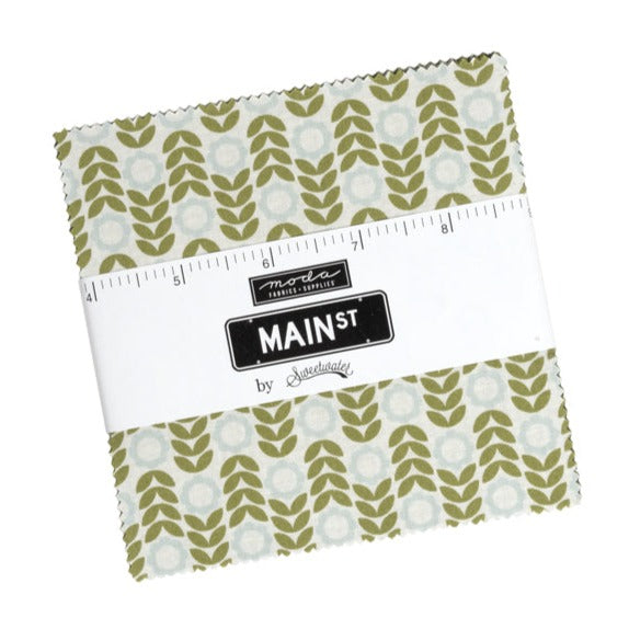 Sweetwater Main Street charm pack – puuvillakankaita 5" neliöinä, sisältäen rauhallisia vihreän, beigen ja vaaleanpunaisen sävyjä.