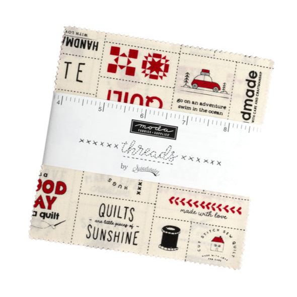 Sweetwater Threads 5 tuuman charm pack - tilkkukangasnippu, jossa punaisia, vaaleanpunaisia ja mustavalkoisia kuoseja napilla ja tikkauksilla.