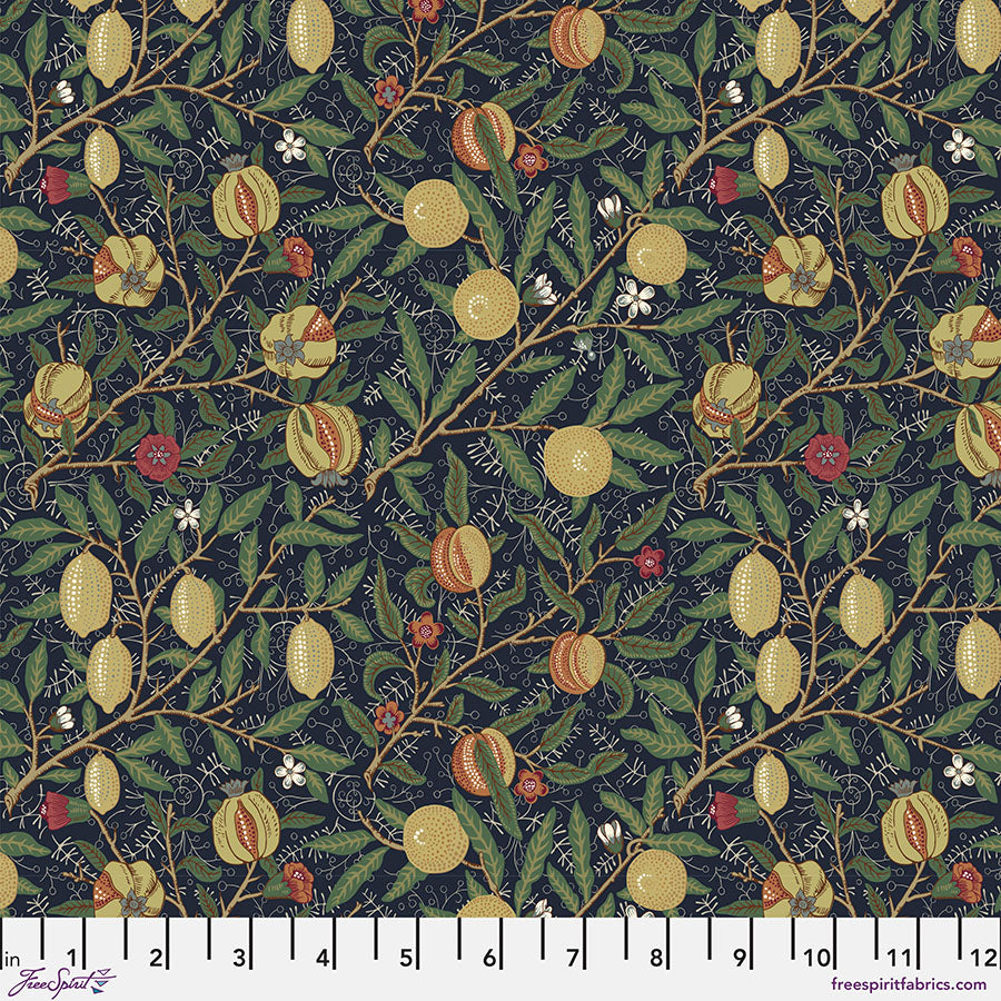 The Oxford Holiday Collection MED Fruit Ink puuvillakangas, Original Morris & Co. -kokoelman citruunakuvioinen kangas, tyylikäs ja ajaton puuvilla tilkkutöihin ja sisustukseen.