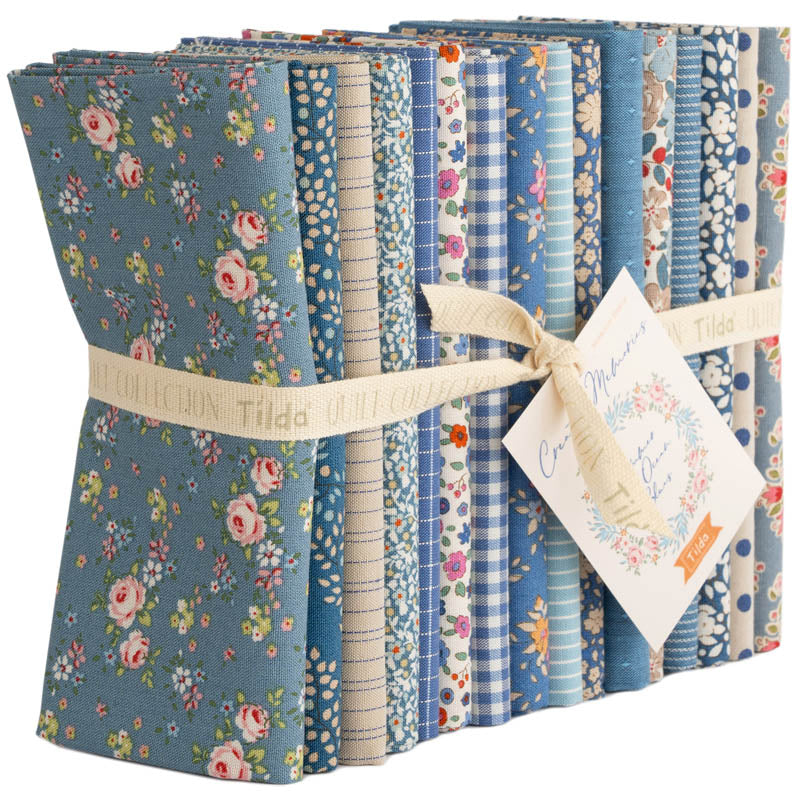 Tilda Creating Memories - Kesä 16 kpl Fat Quarter -kangaspaketti sinisiä ja vaaleansinisiä kukkakankaita.