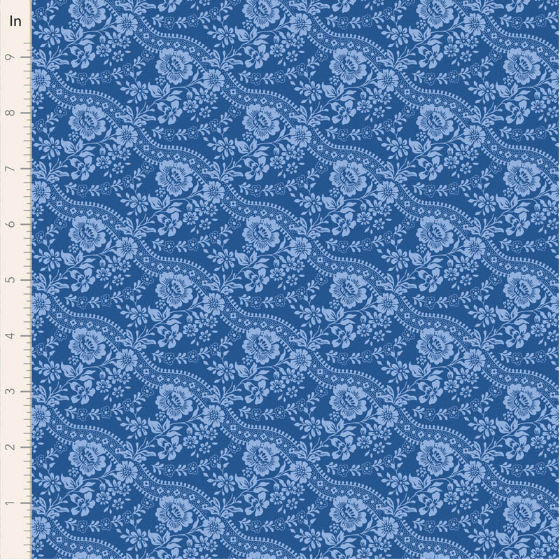 Tilda Something Blue Celeste Denim 110168 puuvillakangas, sininen tausta ja pitsimäinen kukkakuvio.