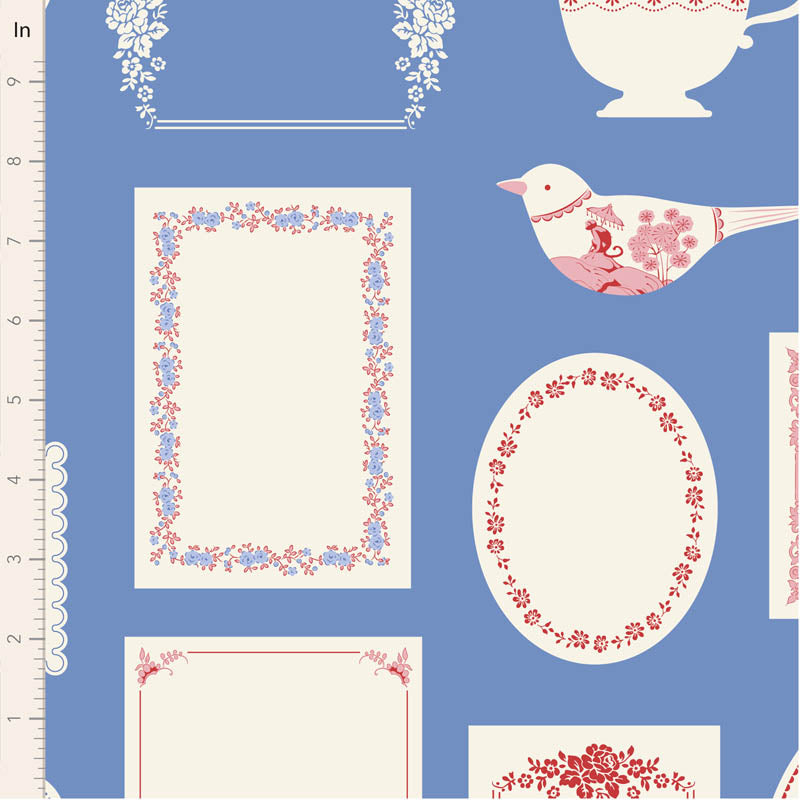 Tilda Something Blue 110173 Labels & Ornaments Blue puuvillakangas, sininen tausta ja koristeellisia kehyksiä sekä lintuaiheita.