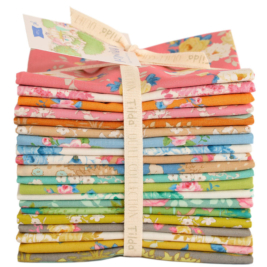 Tilda Sunday Brunch -kokoelman kukkakuvioinen Fat Quarter -kangasnippu. Täydellinen kevään ja kesän tilkkutöihin tai ompeluprojekteihin.