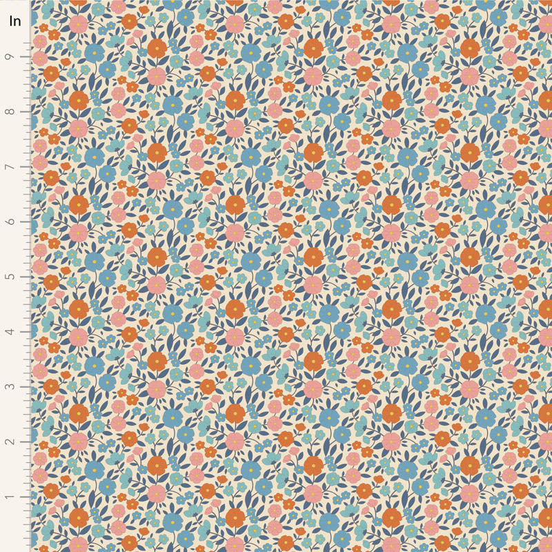 Tildan Wallflower-kokoelman Janice Blue -kangas: pieniä kukkakuvioita lämpimän sävyisellä, täydellinen käsitöihin.