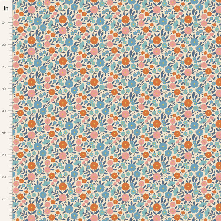 Tildan Wallflower-kokoelman Janice Blue -kangas: pieniä kukkakuvioita lämpimän sävyisellä, täydellinen käsitöihin.