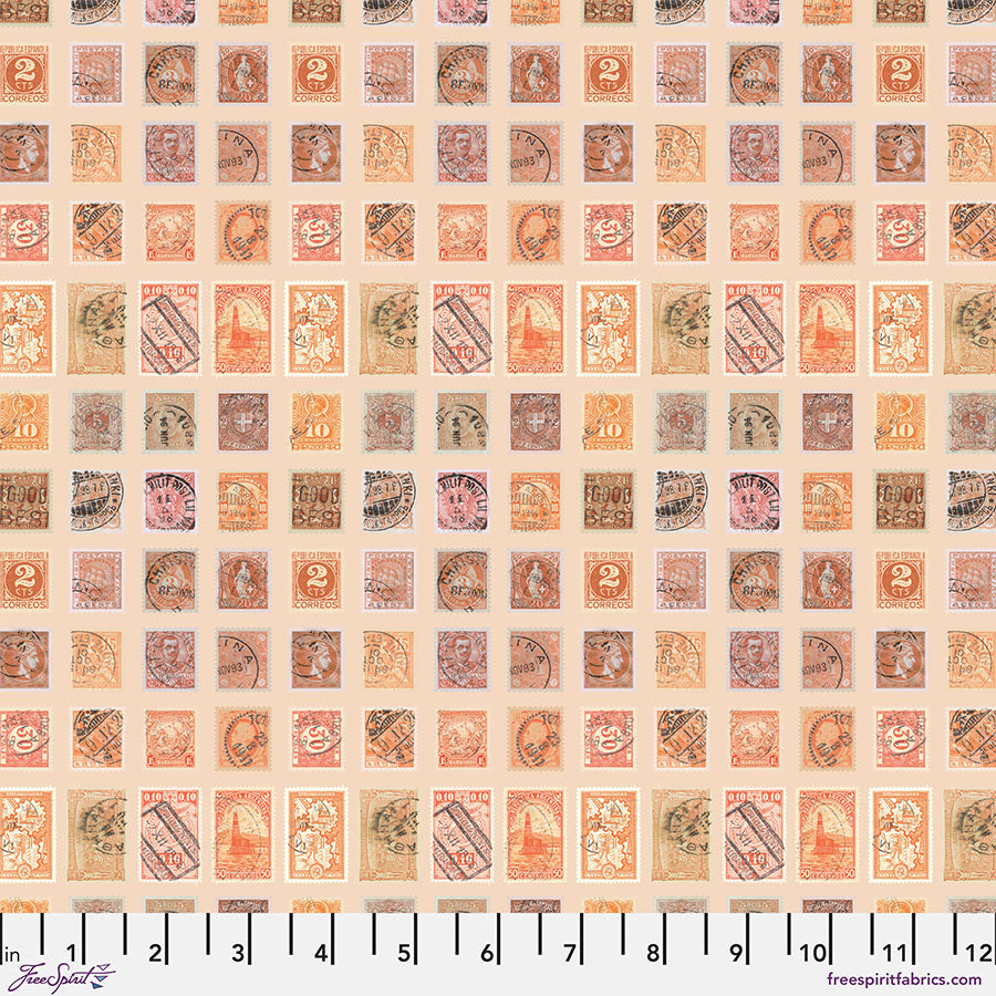 Tim Holtz Eclectic Elements/Palette Orange Stamps puuvillakangas, jossa vintage-tyylisiä postimerkki-kuvioita ja lämpimät oranssit ja ruskeat sävyt.