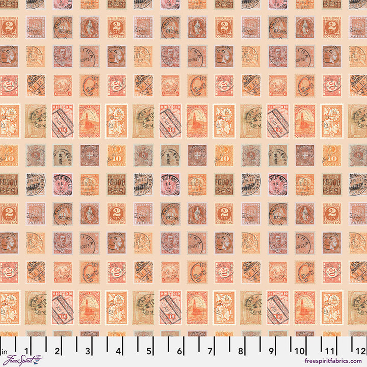 Tim Holtz Eclectic Elements/Palette Orange Stamps puuvillakangas, jossa vintage-tyylisiä postimerkki-kuvioita ja lämpimät oranssit ja ruskeat sävyt.