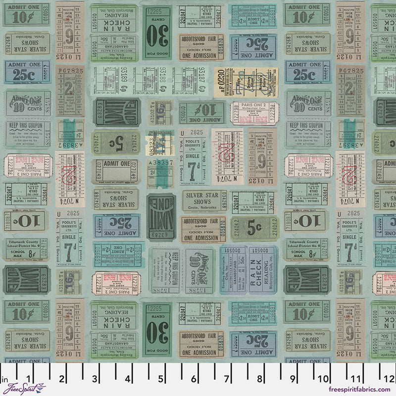 Tim Holtz - Eclectic Elements/Palette Teal Tickets -puuvillakangas, merenvihreää pääsylippuja ruudullisessa asetelmassa, vaaleanvihreällä taustalla.
