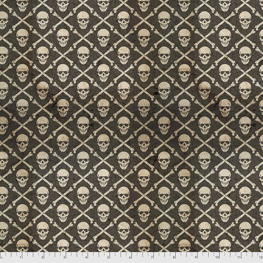 Tim Holtz Regions Beyond Crossbones Black puuvillakangas, pääkallo- ja ristiluukuviolla mustalla taustalla.