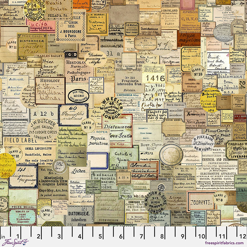 Tim Holtz - Laboratory Curator Multi PWTH182.MULTI puuvillakangas, värikkäitä etikettejä ja lappuja, luonnon ja sateenkaaren sävyissä.