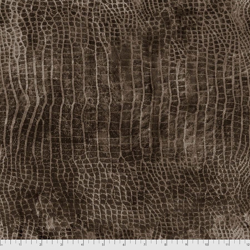 Tim Holtz Eclectic Elements/Worn Crock Hickory -puuvillakangas, jossa on kuluneen krokotiilinnahkapinnan ilme luonnollisessa ruskea-sävyssä.